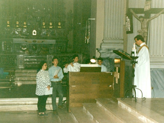 Visita e benedizione della scuola da parte di SE Mons Benigno Papa - L’Arcivescovo di Taranto Mons. Benigno Papa, è in visita nella nostra scuola. Un momento della cerimonia religiosa svoltasi nella Chiesa Madre. Scarica il file