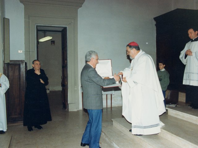 Visita e benedizione della scuola da parte di SE Mons Benigno Papa - L’Arcivescovo di Taranto Mons. Benigno Papa, è in visita nella nostra scuola. Il Preside De Filippis dona a S.E. Mons. Benigno Papa una lucerna realizzata dai proff. Pasquale Chianura ed Angelo Petraroli.Scarica il file