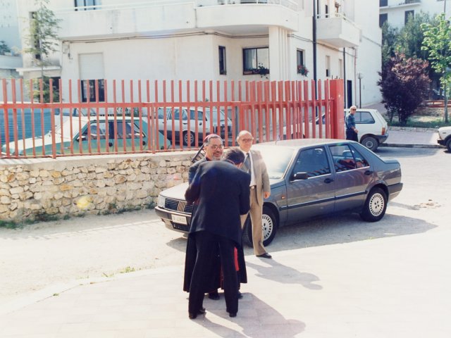 Visita e benedizione della scuola da parte di SE Mons Benigno Papa - L’Arcivescovo di Taranto Mons. Benigno Papa, è in visita nella nostra scuola. Mons.  Benigno Papa arriva a scuola per la visita ufficiale. Lo riceve don Salvatore Ligorio.Scarica il file