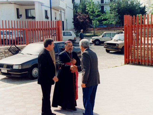 Visita e benedizione della scuola da parte di SE Mons Benigno Papa - L’Arcivescovo di Taranto Mons. Benigno Papa, è in visita nella nostra scuola. Mons.  Benigno Papa arriva a scuola per la visita ufficiale. Lo accoglie il Preside De Filippis.Scarica il file