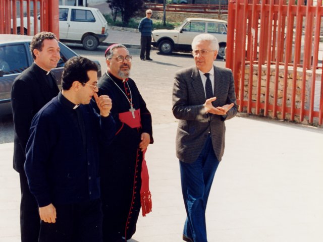 Visita e benedizione della scuola da parte di SE Mons Benigno Papa - L’Arcivescovo di Taranto Mons. Benigno Papa, è in visita nella nostra scuola. Don Salvatore Ligorio, ?, Mons. Benigno Papa ed il Preside De Filippis all’ingresso della scuola.Scarica il file