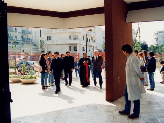 Visita e benedizione della scuola da parte di SE Mons Benigno Papa - L’Arcivescovo di Taranto Mons. Benigno Papa, è in visita nella nostra scuola. Un gruppo di alunni accoglie S.E. Mons. Benigno Papa.Scarica il file