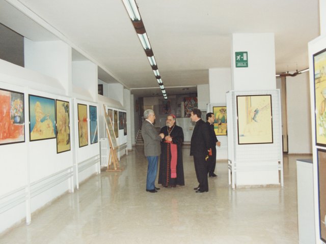 Visita e benedizione della scuola da parte di SE Mons Benigno Papa - Il Preside Vincenzo De Filippis, Mons. Benigno Papa e Don Ligorio nell’androne della scuola. Alle pareti disegni di una mostra di Disegno dal vero curata dal prof. Francesco Manigrasso.Scarica il file