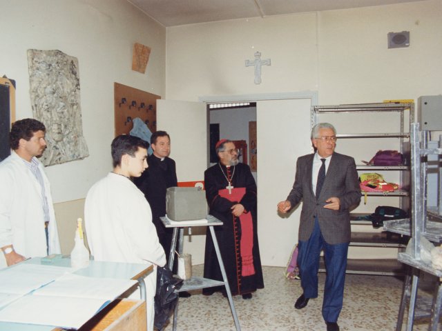 Visita e benedizione della scuola da parte di SE Mons Benigno Papa - Il Preside Vincenzo De Filippis, porta in visita gli ospiti nella varie aule speciali della scuola. In questa foto sono nell’aula di plastica con il prof. Angelo Petraroli (primo da sinistra).Scarica il file