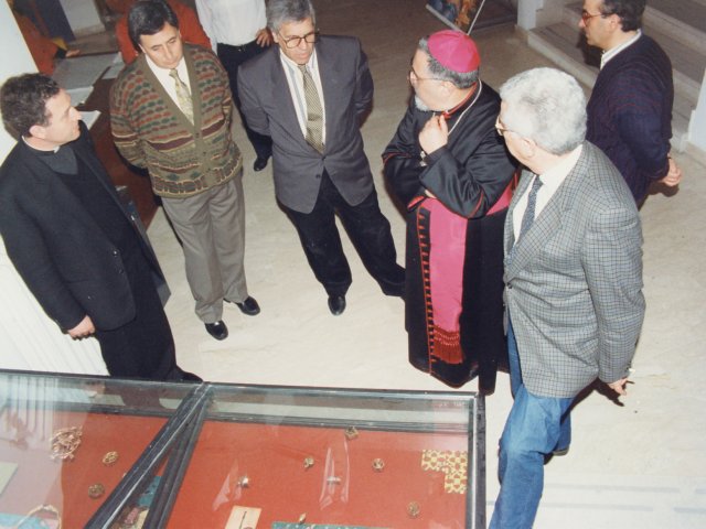 Visita e benedizione della scuola da parte di SE Mons Benigno Papa - Il Preside Vincenzo De Filippis, porta in visita gli ospiti nella varie aule speciali della scuola. Davanti alle vetrine della sezione Metalli ed Oreficeria, da sinistra: Don Salvatore Ligorio, proff. Pasquale Chianura e Pio Nono Mazza, Mons. Benigno PapaScarica il file