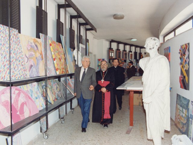 Visita e benedizione della scuola da parte di SE Mons Benigno Papa - Il Preside Vincenzo De Filippis, porta in visita gli ospiti nella varie aule speciali della scuola. Il preside De Filippis, S.E. Mons. Benigno Papa e Don Salvatore Ligorio nel corridoio della Sezione Decorazione Pittorica.Scarica il file