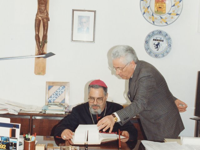 Visita e benedizione della scuola da parte di SE Mons Benigno Papa - Il Preside Vincenzo De Filippis, porta in visita gli ospiti nella varie aule speciali della scuola. S.E. Mons. Benigno Papa lascia un suo pensiero sul registro delle visite.Scarica il file