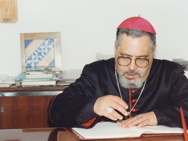 Visita e benedizione della scuola da parte di SE Mons Benigno Papa - Il Preside Vincenzo De Filippis, porta in visita gli ospiti nella varie aule speciali della scuola. S.E. Mons. Benigno Papa lascia un suo pensiero sul registro delle visite.Scarica il file