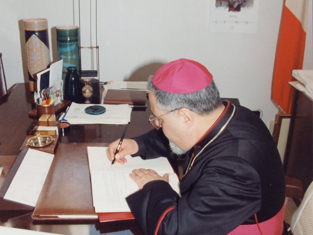 Visita e benedizione della scuola da parte di SE Mons Benigno Papa - Il Preside Vincenzo De Filippis, porta in visita gli ospiti nella varie aule speciali della scuola. S.E. Mons. Benigno Papa lascia un suo pensiero sul registro delle visite.Scarica il file