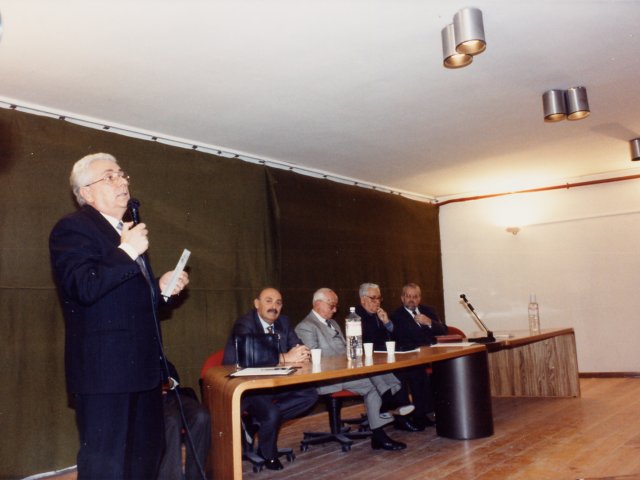 Presentazione del dizionario grottagliese scritto da Don Cosimo Occhibianco - Nell’auditorium della scuola viene presentato il “Dizionario etimologico grottagliese” opera di Don Cosimo Occhibianco. Sul palco: il Preside Vincenzo De Filippis, avv. Antonio Cavallo (Sindaco di Grottaglie), dott. Giovanni Acquaviva (già Direttore del CScarica il file