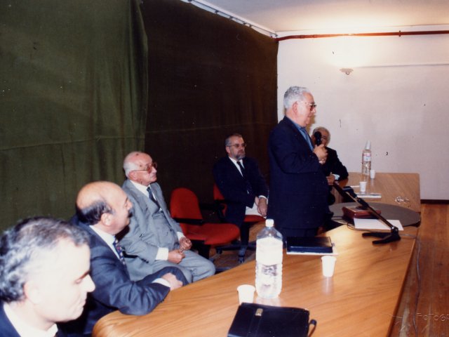 Presentazione del dizionario grottagliese scritto da Don Cosimo Occhibianco - Nell’auditorium della scuola viene presentato il “Dizionario etimologico grottagliese” opera di Don Cosimo Occhibianco. Intervento di Don Cosimo Occhibianco. In primo piano il prof. Rosario Quaranta.Scarica il file