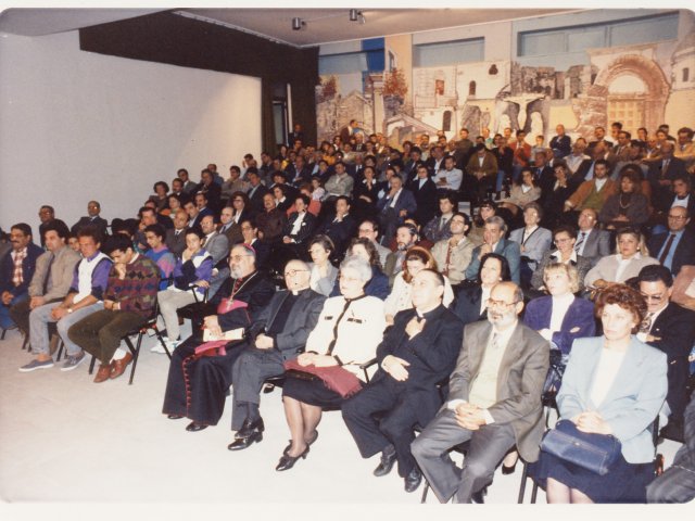 Presentazione del dizionario grottagliese scritto da Don Cosimo Occhibianco - Nell’auditorium della scuola viene presentato il “Dizionario etimologico grottagliese” opera di Don Cosimo Occhibianco. L’auditorium gremito. In prima fila S.E. Moms. Benigno Papa, Arcivescovo di Taranto. Scarica il file