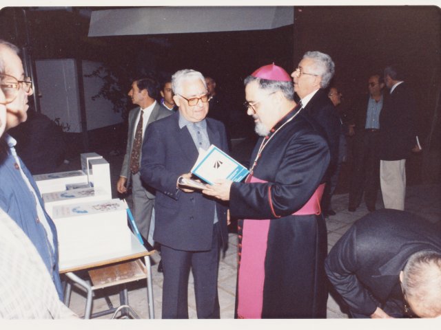 Presentazione del dizionario grottagliese scritto da Don Cosimo Occhibianco - Nell’auditorium della scuola viene presentato il “Dizionario etimologico grottagliese” opera di Don Cosimo Occhibianco. Don Cosimo Occhibianco e S.E. Mons. Benigno Papa.Scarica il file