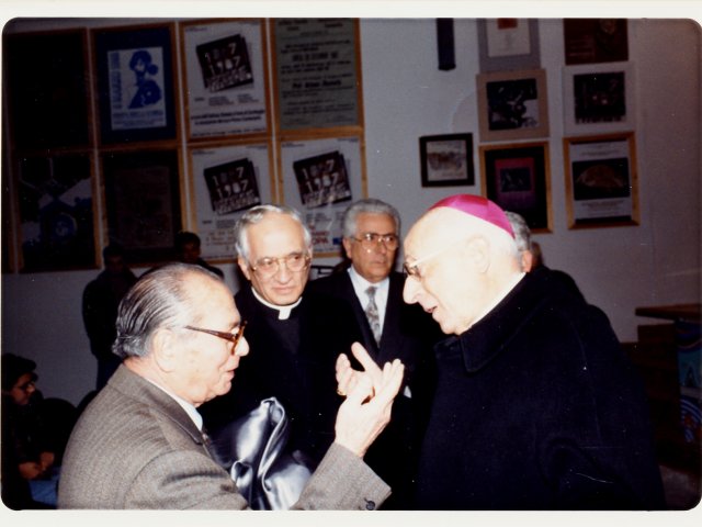 Presentazione del libro “Il Monastero di Santa Chiara” - Nell’auditorium dell’Istituto si svolge l’incontro per la presentazione del libro “Il Monastero di Santa Chiara”. Nella foto si riconoscono: ?, ?, il Preside De Filippis e S.E. Mons. Guglielmo Motolese.Scarica il file