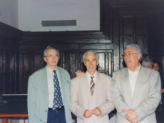 Congedo del prof Francesco Pinca - Nella sagrestia della Chiesa Madre si svolge, a conclusione di una cerimonia religiosa per l’inaugurazione dell’anno scolastico, un piccolo rinfresco per salutare il prof. Francesco Pinca, insegnante di disegno geometrico, che va in pensione. Nella foto dScarica il file