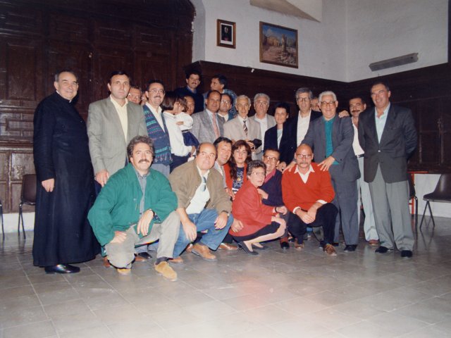 Congedo del prof Francesco Pinca - Nella foto da sinistra in piedi: Don Domenico Lorusso, Angelo Chianura, Cosimo Fornaro, Luigi Di Palma, Maria Grazia Annicchiarico, Angelo Galiandro, Angelo Petraroli, Francesco Manigrasso, Pasquale Chianura, Antonio Soagnulo, Francesco Pinca, Vincenzo DeScarica il file