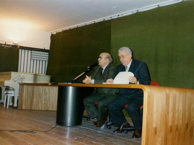 Visita del giornalista Luciano Luisi - Il giornalista poeta e scrittore Luciano Luisi incontra gli alunni della nostra scuola per un dibattito sul tema “Aspetti significativi dell’arte moderna”. Sul palco il dott. Luisi ed il Preside De Filippis.Scarica il file