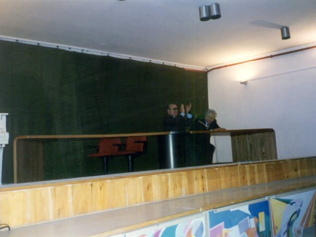 Visita del giornalista Luciano Luisi - Il gionalista, poeta e scrittore Luciano Luisi incontra gli alunni della nostra scuola per un dibattito sul tema “Aspetti significativi dell’arte moderna”. Sul palco dell’auditorium il dott. Luisi ed il Preside De Filippis.Scarica il file