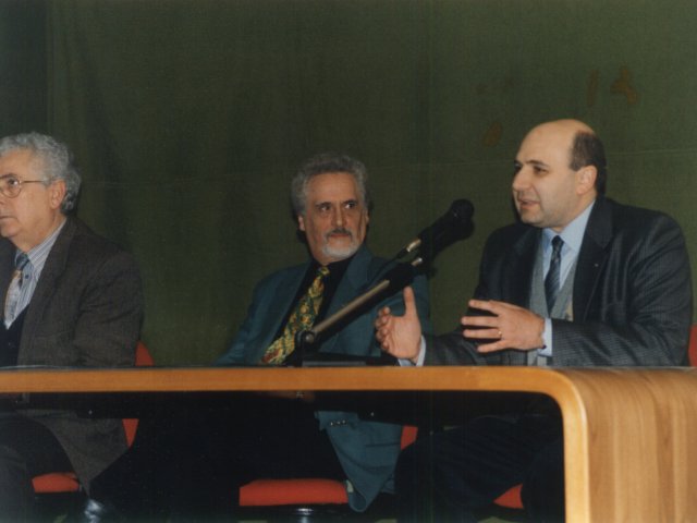 Inaugurazione mostra didattica “Tie Art” - Coordinata dal prof. Giorgio De Cesario viene inaugurata la mostra didattica “Tie Art” sulla decorazione grafica delle cravatte. Nell’auditorium da sinistra: il Preside De Filippis, ?, il dott. Raffaele Bagnardi.Scarica il file