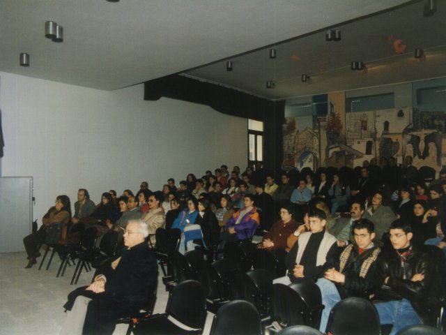 Inaugurazione mostra didattica “Tie Art” - Coordinata dal prof. Giorgio De Cesario viene inaugurata la mostra didattica “Tie Art” sulla decorazione grafica delle cravatte. Alunni e docenti nell’auditorium.Scarica il file