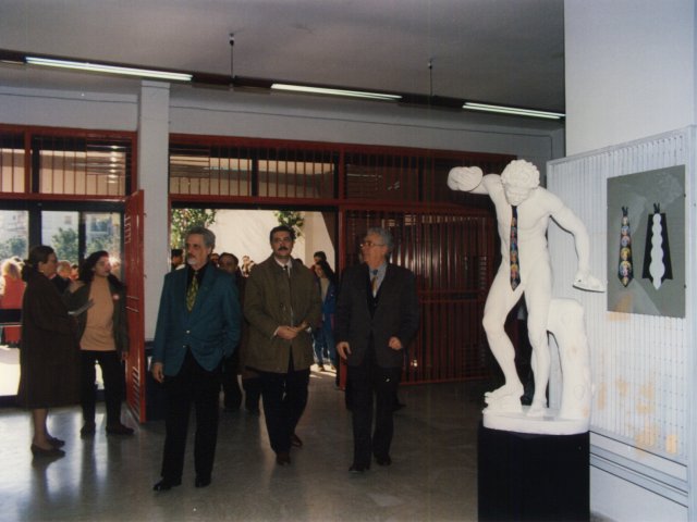 Inaugurazione mostra didattica “Tie Art” - Coordinata dal prof. Giorgio De Cesario viene inaugurata la mostra didattica “Tie Art” sulla decorazione grafica delle cravatte. Dopo gli interventi in auditorium gli ospiti si spostano all’interno della scuola per visitare la mostra.Scarica il file