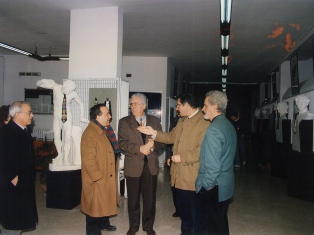 Inaugurazione mostra didattica “Tie Art” - Coordinata dal prof. Giorgio De Cesario viene inaugurata la mostra didattica “Tie Art” sulla decorazione grafica delle cravatte. Il Preside De Filippis con gli ospiti.Scarica il file