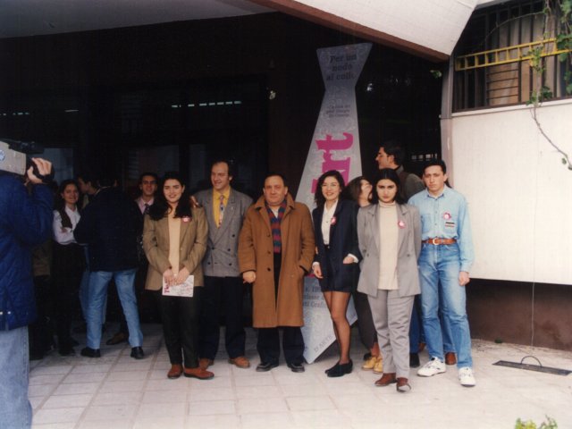 Inaugurazione mostra didattica “Tie Art” - Coordinata dal prof. Giorgio De Cesario viene inaugurata la mostra didattica “Tie Art” sulla decorazione grafica delle cravatte. Un gruppo di alunni con il prof. Giorgio De Cesario ed il sig. Amodio.Scarica il file