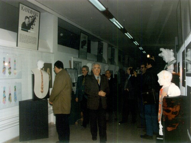 Inaugurazione mostra didattica “Tie Art” - Coordinata dal prof. Giorgio De Cesario viene inaugurata la mostra didattica “Tie Art” sulla decorazione grafica delle cravatte. Scarica il file