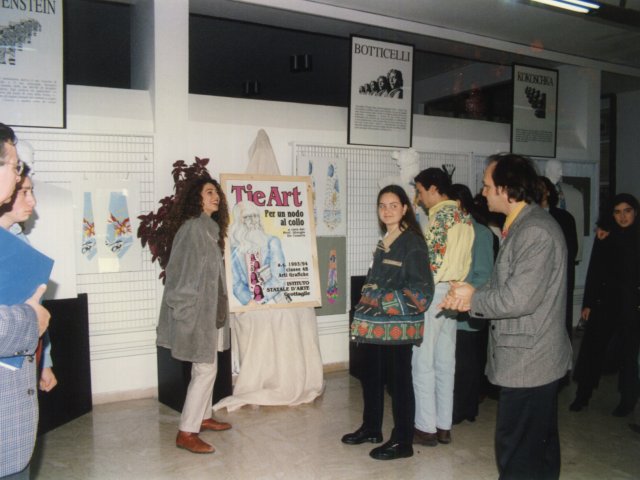 Inaugurazione mostra didattica “Tie Art” - Coordinata dal prof. Giorgio De Cesario viene inaugurata la mostra didattica “Tie Art” sulla decorazione grafica delle cravatte. Alunni della sezione Grafica con il prof. De Cesario.Scarica il file