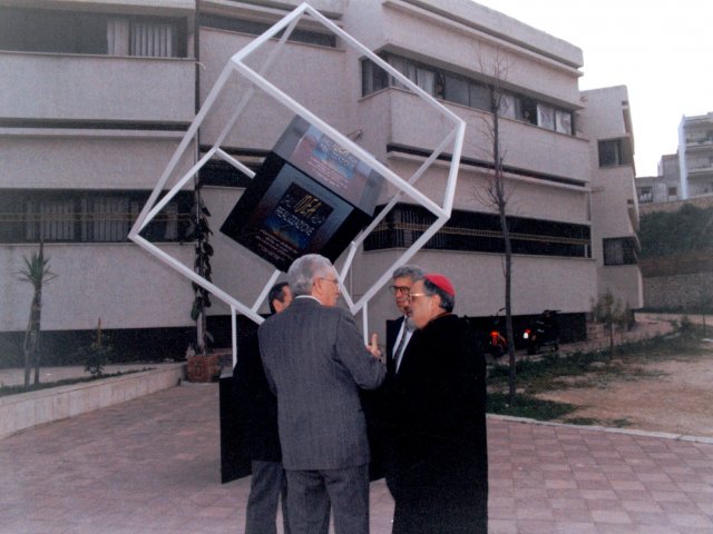 Inaugurazione mostra didattica “Dall’idea alla realizzazio-ne”  - Coordinata dal prof. Giacomo D’Elia e da altri docenti della sezione Decorazione Pittorica, viene inaugurata la mostra didattica “Dall’idea alla realizzazione”. Esterno della scuola. Da sinistra: prof. Giacomo D’Elia, preside De Filippis, prof. Mazza e S.Scarica il file