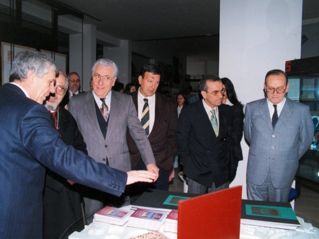 Inaugurazione mostra didattica “Dall’idea alla realizzazio-ne”  - Coordinata dal prof. Giacomo D’Elia e da altri docenti della sezione Decorazione Pittorica, viene inaugurata la mostra didattica “Dall’idea alla realizzazione”. Da sinistra: prof. Pio Nono Mazza, S.E. Mons. Benigno Papa, il Preside De Filippis, prof. AttiScarica il file