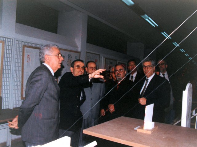 Inaugurazione mostra didattica “Dall’idea alla realizzazio-ne”  - Coordinata dal prof. Giacomo D’Elia e da altri docenti della sezione Decorazione Pittorica, viene inaugurata la mostra didattica “Dall’idea alla realizzazione”. Da sinistra: il Preside De Filippis, prof. Giacomo D’Elia, il Provveditore Carducci, S.E. MonsScarica il file