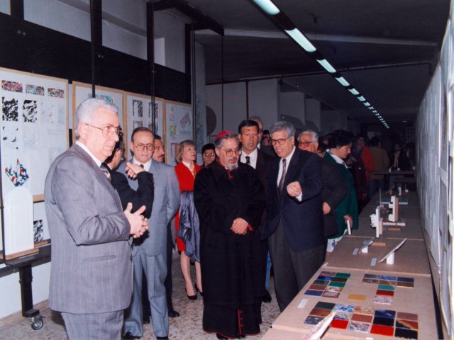 Inaugurazione mostra didattica “Dall’idea alla realizzazio-ne”  - Coordinata dal prof. Giacomo D’Elia e da altri docenti della sezione Decorazione Pittorica, viene inaugurata la mostra didattica “Dall’idea alla realizzazione”. Da sinistra: il Preside De Filippis, prof. Giacomo D’Elia, il Provveditore Carducci, S.E. MonsScarica il file