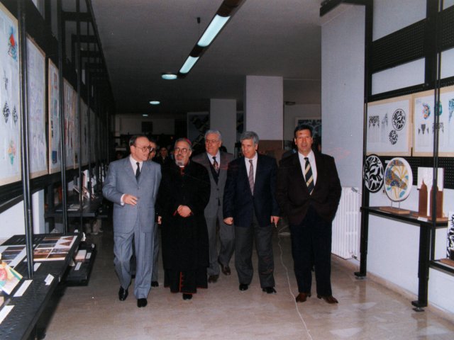 Inaugurazione mostra didattica “Dall’idea alla realizzazio-ne”  - Coordinata dal prof. Giacomo D’Elia e da altri docenti della sezione Decorazione Pittorica, viene inaugurata la mostra didattica “Dall’idea alla realizzazione”. Da sinistra: il Provveditore Carducci, S.E. Mons. Benigno Papa, il Preside De Filippis, proff.Scarica il file