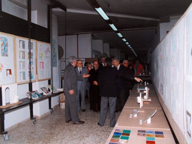 Inaugurazione mostra didattica “Dall’idea alla realizzazio-ne”  - Coordinata dal prof. Giacomo D’Elia e da altri docenti della sezione Decorazione Pittorica, viene inaugurata la mostra didattica “Dall’idea alla realizzazione”. Da sinistra: il Preside De Filippis, il Provveditore Carducci, S.E. Mons. Benigno Papa, di spaScarica il file