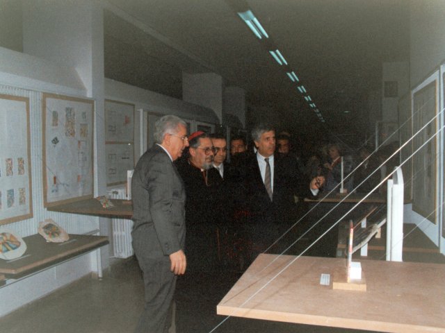 Inaugurazione mostra didattica “Dall’idea alla realizzazio-ne”  - Coordinata dal prof. Giacomo D’Elia e da altri docenti della sezione Decorazione Pittorica, viene inaugurata la mostra didattica “Dall’idea alla realizzazione”. Da sinistra: il Preside De Filippis, S.E. Mons. Benigno Papa, proff. D’Elia e Mazza.Scarica il file