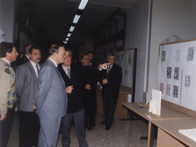 Inaugurazione mostra didattica “Dall’idea alla realizzazio-ne” - Coordinata dal prof. Giacomo D’Elia e da altri docenti della sezione Decorazione Pittorica, viene inaugurata la mostra didattica “Dall’idea alla realizzazione”. Da sinistra: il collaboratore Giovannio Paciullo, prof. Camassa, Provveditore Carducci, prof. Scarica il file