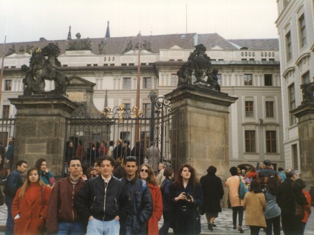 Viaggio d’istruzione a Innsbruck, Praga e Salisburgo - Un gruppo di alunni dell’Istituto partecipa al viaggio d’istruzione a Innsbruck, Praga e Salisburgo, accompagnati dai proff. Teresa Bray ed Enrico Rizzo e dal Preside Vincenzo De Filippis. Visita di Praga.Scarica il file