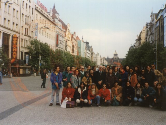 Viaggio d’istruzione a Innsbruck, Praga e Salisburgo - Un gruppo di alunni dell’Istituto partecipa al viaggio d’istruzione a Innsbruck, Praga e Salisburgo, accompagnati dai proff. Teresa Bray ed Enrico Rizzo e dal Preside Vincenzo De Filippis. Visita di Praga. Foto di gruppo.Scarica il file