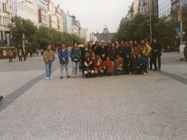 Viaggio d’istruzione a Innsbruck, Praga e Salisburgo - Un gruppo di alunni dell’Istituto partecipa al viaggio d’istruzione a Innsbruck, Praga e Salisburgo, accompagnati dai proff. Teresa Bray ed Enrico Rizzo e dal Preside Vincenzo De Filippis. Visita di Praga. Foto di gruppo.Scarica il file