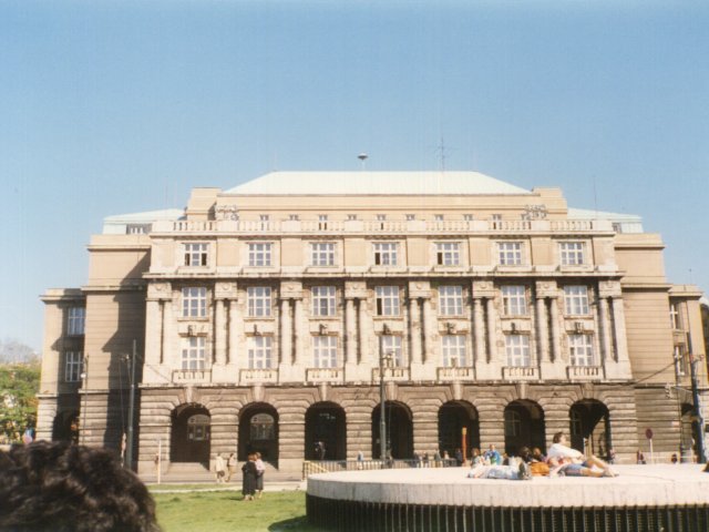 Viaggio d’istruzione a Innsbruck, Praga e Salisburgo - Un gruppo di alunni dell’Istituto partecipa al viaggio d’istruzione a Innsbruck, Praga e Salisburgo, accompagnati dai proff. Teresa Bray ed Enrico Rizzo e dal Preside Vincenzo De Filippis. Visita di Praga.Scarica il file