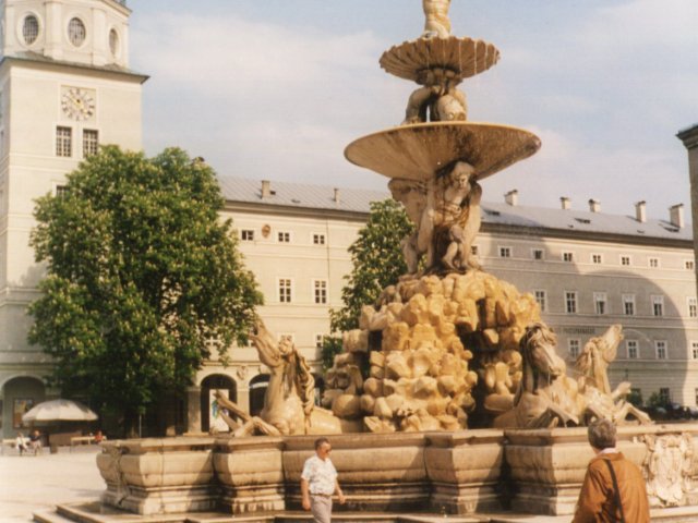 Viaggio d’istruzione a Innsbruck, Praga e Salisburgo - Un gruppo di alunni dell’Istituto partecipa al viaggio d’istruzione a Innsbruck, Praga e Salisburgo, accompagnati dai proff. Teresa Bray ed Enrico Rizzo e dal Preside Vincenzo De Filippis. Visita di Praga.Scarica il file