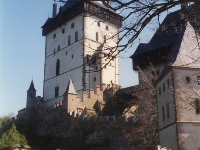 Viaggio d’istruzione a Innsbruck, Praga e Salisburgo - Un gruppo di alunni dell’Istituto partecipa al viaggio d’istruzione a Innsbruck, Praga e Salisburgo, accompagnati dai proff. Teresa Bray ed Enrico Rizzo e dal Preside Vincenzo De Filippis. Visita al castello boemo di Koulstain.Scarica il file