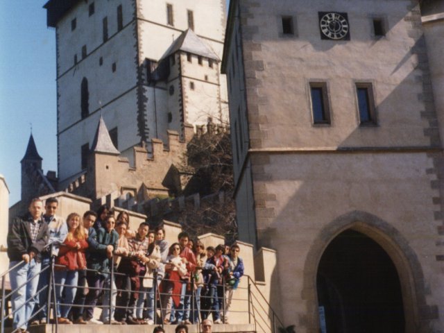 Viaggio d’istruzione a Innsbruck, Praga e Salisburgo - Un gruppo di alunni dell’Istituto partecipa al viaggio d’istruzione a Innsbruck, Praga e Salisburgo, accompagnati dai proff. Teresa Bray ed Enrico Rizzo e dal Preside Vincenzo De Filippis. Visita al castello boemo di Koulstain.Scarica il file