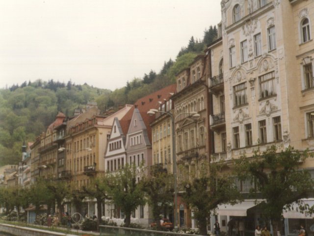 Viaggio d’istruzione a Innsbruck, Praga e Salisburgo - Un gruppo di alunni dell’Istituto partecipa al viaggio d’istruzione a Innsbruck, Praga e Salisburgo, accompagnati dai proff. Teresa Bray ed Enrico Rizzo e dal Preside Vincenzo De Filippis. Visita alle Terme di Karlsbad.Scarica il file