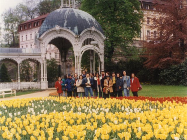 Viaggio d’istruzione a Innsbruck, Praga e Salisburgo - Un gruppo di alunni dell’Istituto partecipa al viaggio d’istruzione a Innsbruck, Praga e Salisburgo, accompagnati dai proff. Teresa Bray ed Enrico Rizzo e dal Preside Vincenzo De Filippis. Visita alle Terme di Karlsbad. Foto di gruppo.Scarica il file