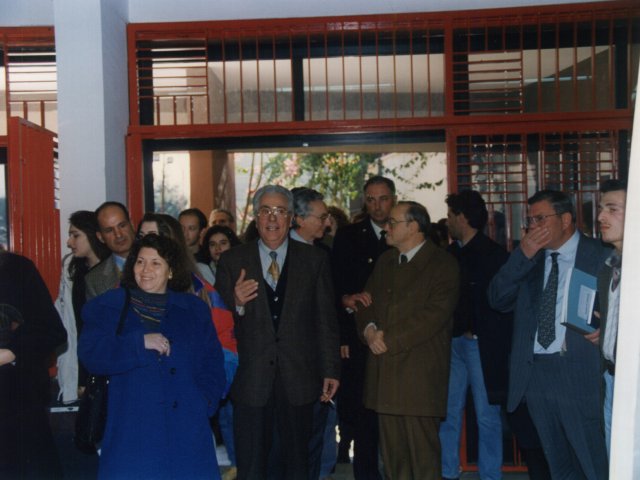 Inaugurazione mostra didattica “Operazione neomanierista” - Coordinata dal prof. Francesco Manigrasso, la classe 5ª A ceramica presenta una serie di lavori nella mostra “Operazione neomanierista”. Nell’atrio della scuola, da sinistra: il prof. Manigrasso, ?, il Preside De Filippis, il rag. Antonio Picci che parla Scarica il file