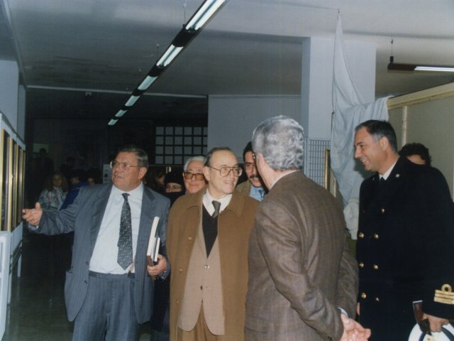 Inaugurazione mostra didattica “Operazione neomanierista” - Coordinata dal prof. Francesco Manigrasso, la classe 5ª A ceramica presenta una serie di lavori nella mostra “Operazione neomanierista”. Visita della mostra, da sinistra: il prof. Fornaro, don Cosimo Occhibianco, il Provveditore Carducci, il dott. AnnicchScarica il file