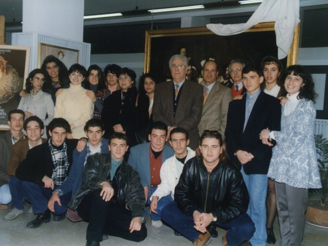 Inaugurazione mostra didattica “Operazione neomanierista” - Coordinata dal prof. Francesco Manigrasso, la classe 5ª A ceramica presenta una serie di lavori nella mostra “Operazione neomanierista”. Foto di gruppo degli alunni autori delle opere esposte. Tra di loro, in seconda fila, il Preside De Filippis, il prof.Scarica il file