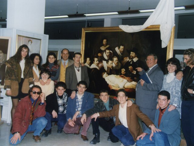 Inaugurazione mostra didattica “Operazione neomanierista” - Coordinata dal prof. Francesco Manigrasso, la classe 5ª A ceramica presenta una serie di lavori nella mostra “Operazione neomanierista”. Foto di gruppo degli alunni autori delle opere esposte. Tra di loro, in seconda fila,  il prof. Manigrasso con al suo Scarica il file